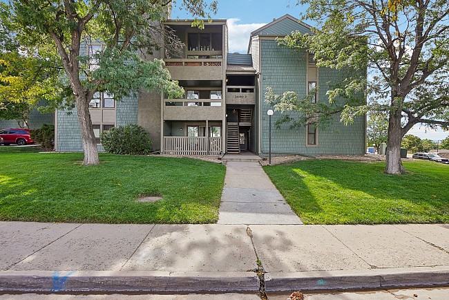 Ground floor unit with brand new carpet and paint in Cherry Creek Schools!