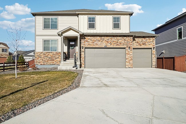 Five Bedrooms Plus a 3 Car Garage in Mallard Ridge!