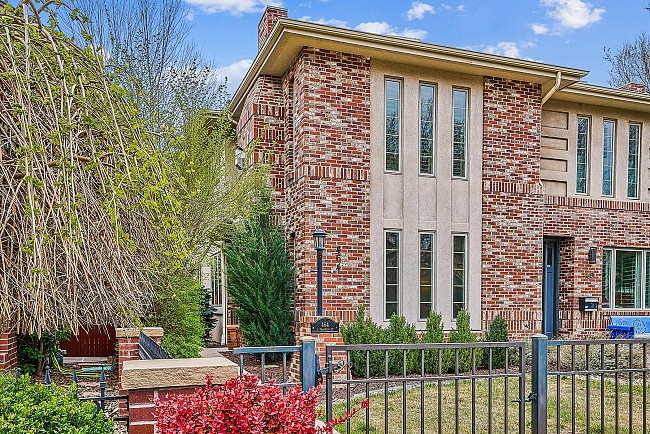 1/2 Block From Washington Park